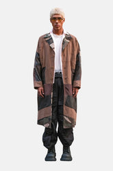 Trench upcycling Carhartt e tessuti di recupero, indossato