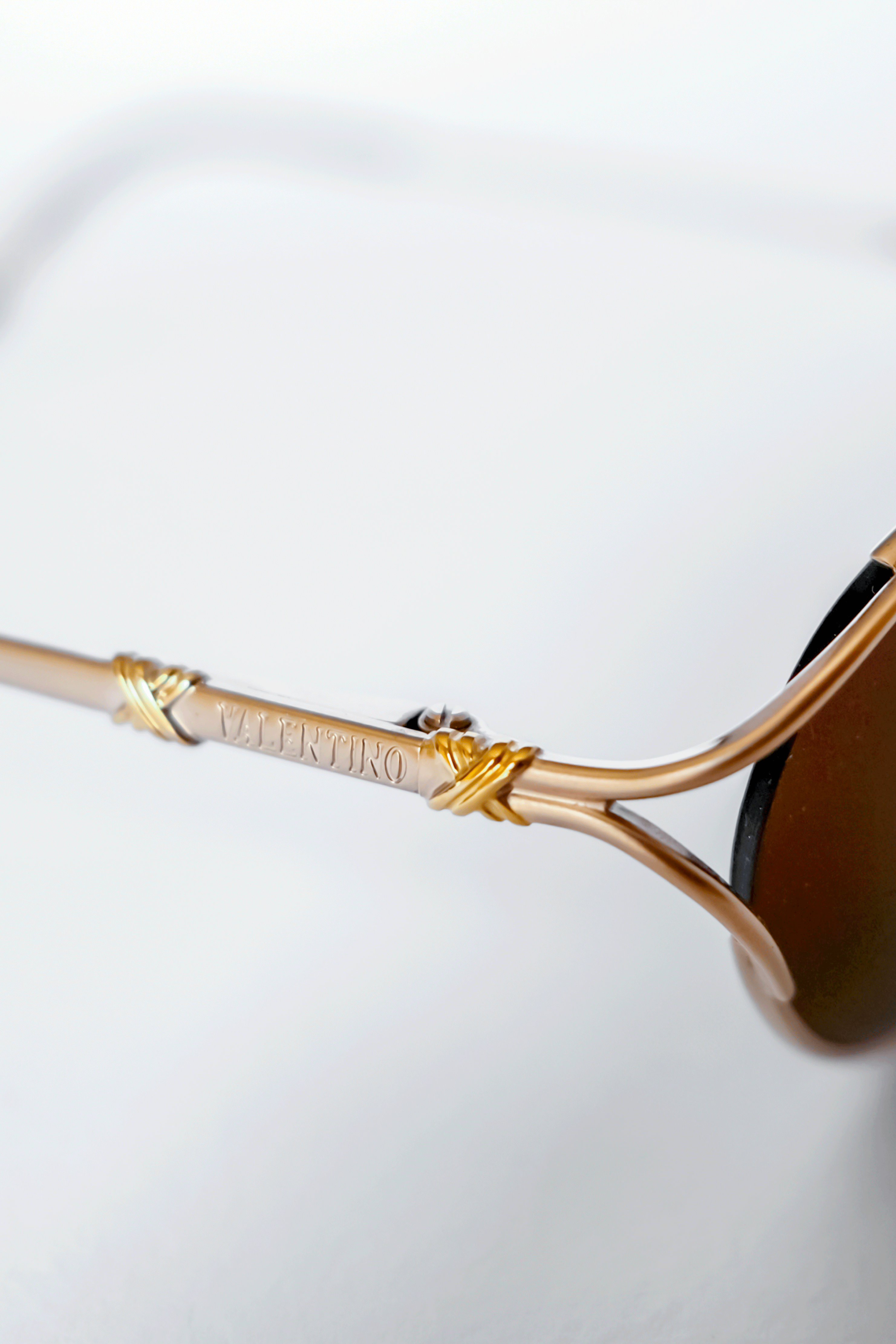 Valentino Occhiali da Sole Gold Brown laterale