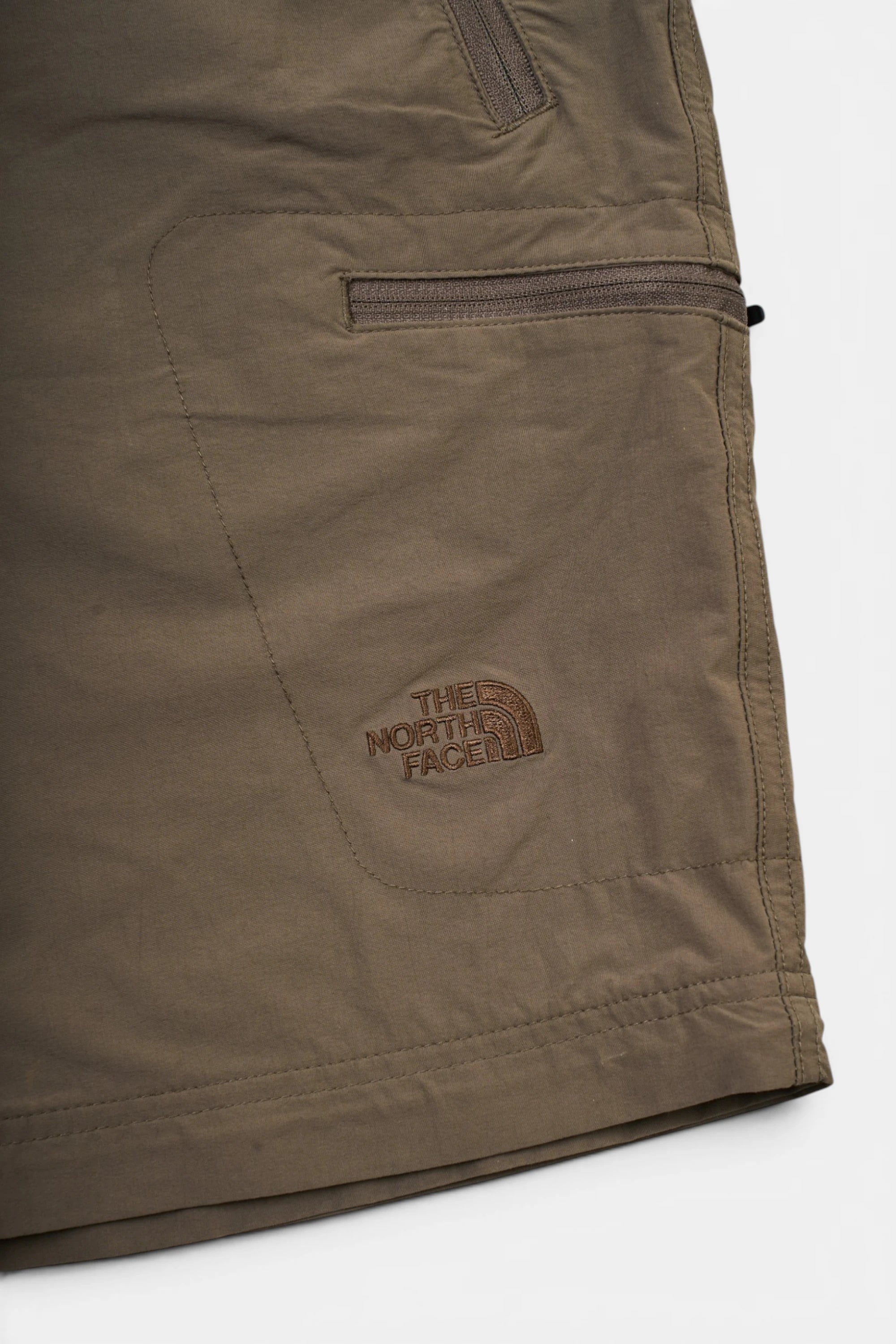 Dettaglio tasca posteriore con zip e logo The North Face