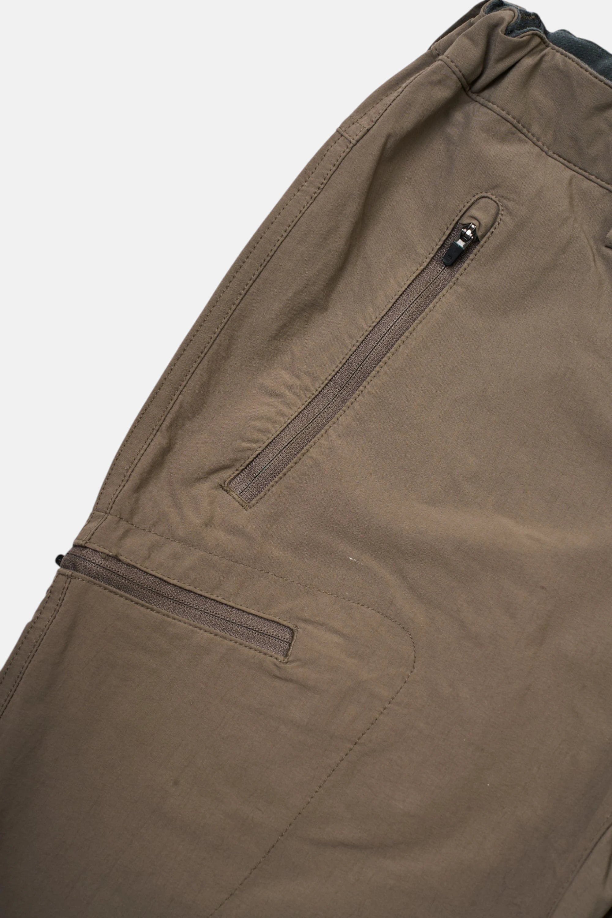 Dettaglio tasche zip laterali dello short The North Face