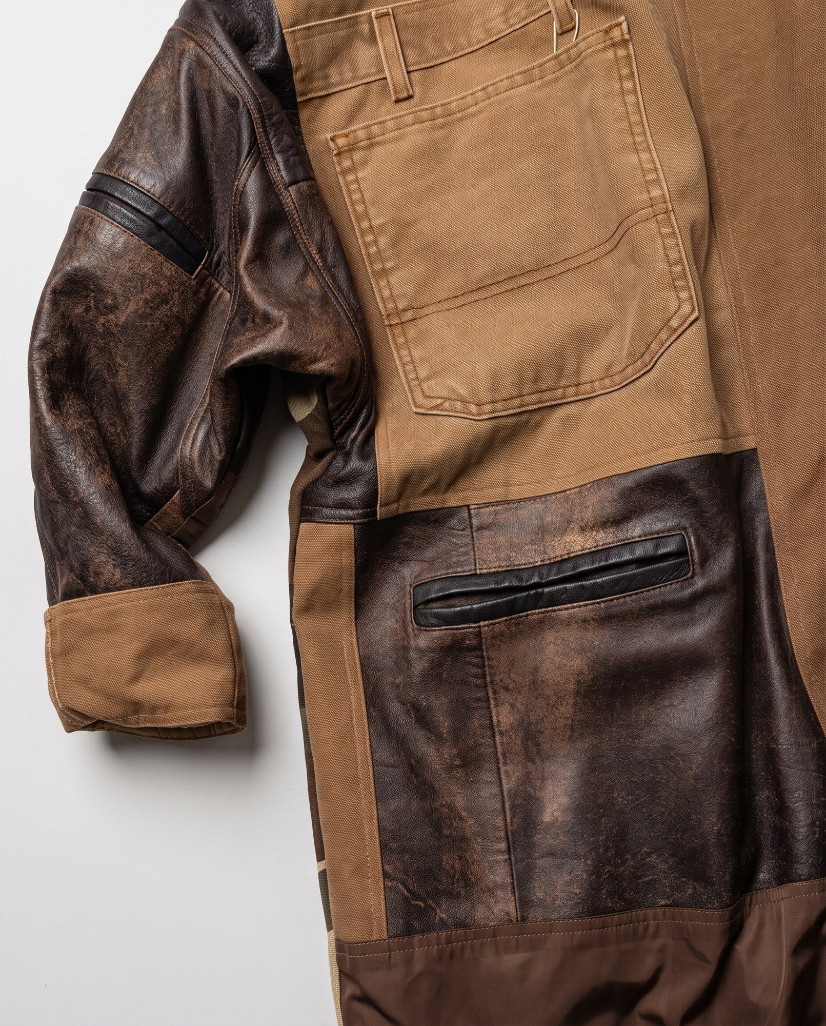 Trench upcycling, dettaglio manica ecopelle