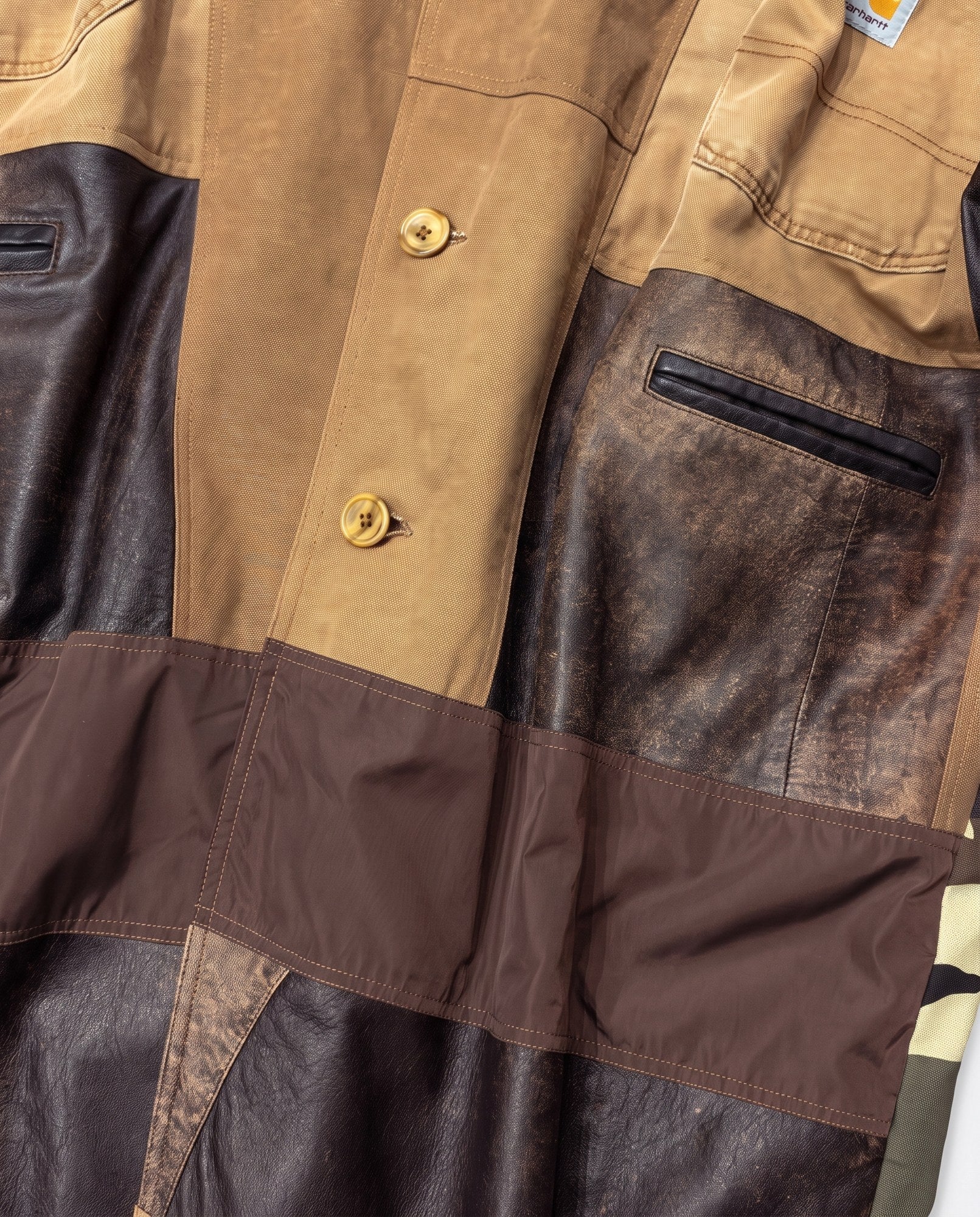 Trench upcycling, dettaglio patchwork tessuti di recupero